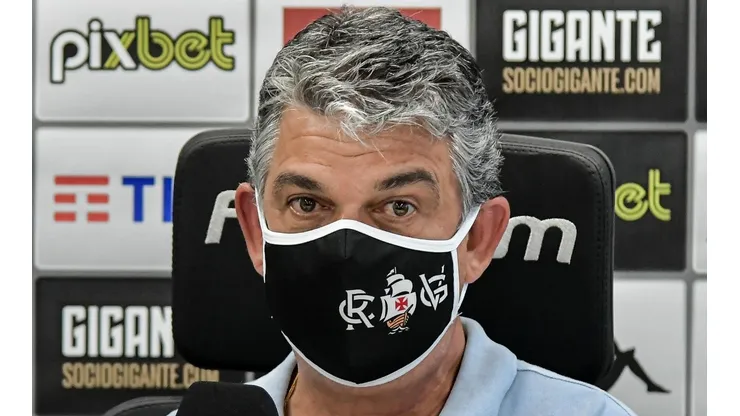 Foto: Thiago Ribeiro/AGIF - Carlos Brazil é avisado e atacante dos sonhos do Vasco está livre no mercado