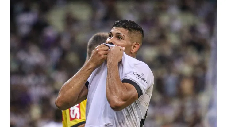 Erison ressalta gols pelo Brasileirão e manda recado a torcida: “Azar para quem”