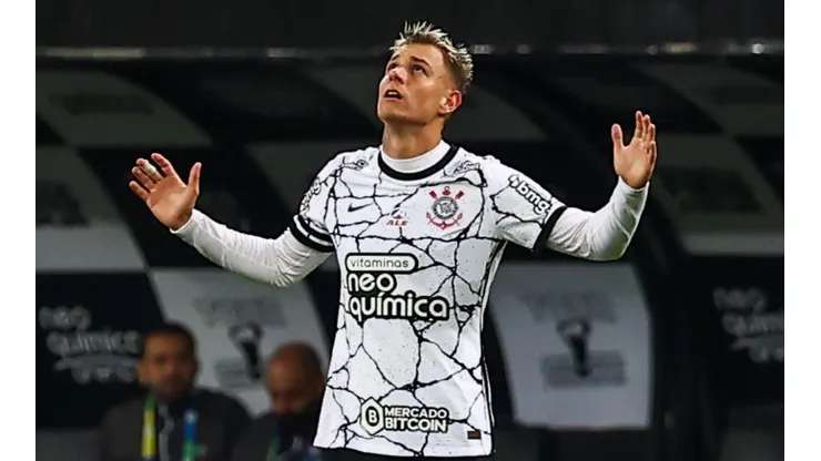 Foto: (Marcello Zambrana/AGIF) - Róger Guedes marcou os três gols da vitória do Corinthians neste sábado (16)