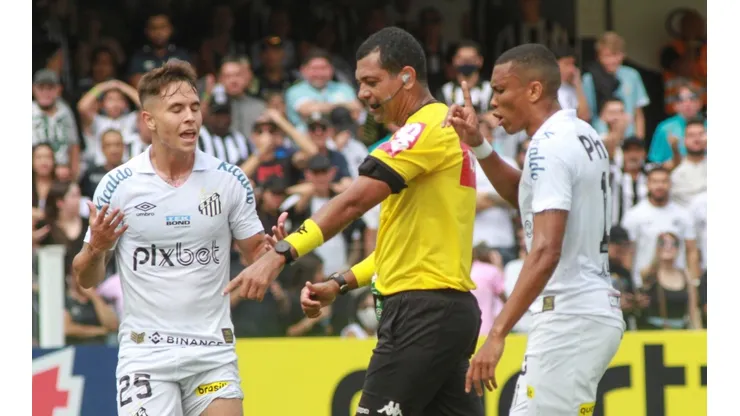 Foto: Fernanda Luz/AGIF | Arbitragem foi muito questionada nesta segunda rodada