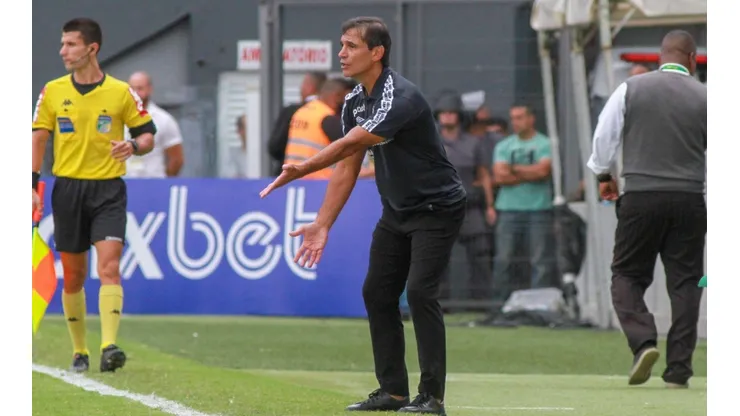 Foto: Fernanda Luz/AGIF - Fabián Bustos reclamou da arbitragem após vitória sobre o Coritiba