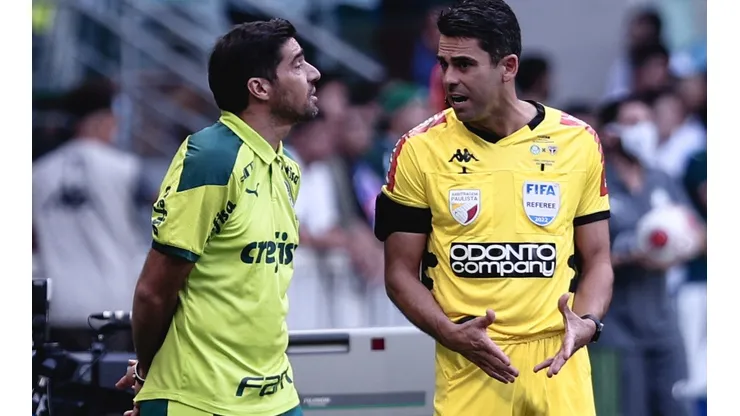 Ettore Chiereguini/AGIF. Abel Ferreira, técnico do Palmeiras, sempre chamou a atenção para possíveis falhas de arbitragem em campeonatos