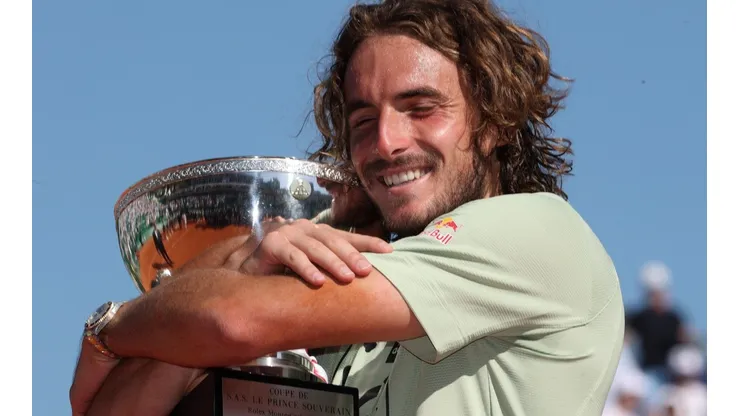 Julian Finney/Getty Images - Stefanos Tsitsipas com a taça de Monte Carlo