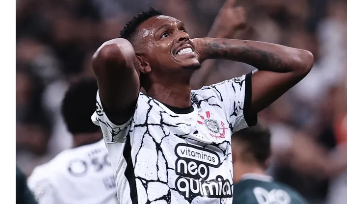 Foto: (Ettore Chiereguini/AGIF) - Jô chegou a ser criticado pela torcida do Corinthians por conta de sua forma física