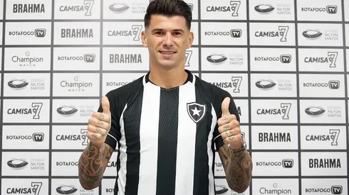 Foto: (Vítor Silva/Botafogo) - Victor Cuesta pode fazer sua estreia com a camisa do Botafogo neste domingo (17)