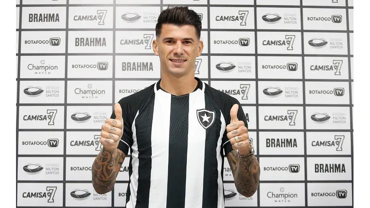Foto: (Vítor Silva/Botafogo) - Victor Cuesta pode fazer sua estreia com a camisa do Botafogo neste domingo (17)