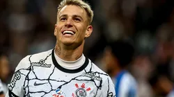 Róger Guedes marcou três vezes no triunfo do Corinthians sobre o Avaí