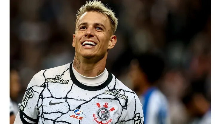 Róger Guedes marcou três vezes no triunfo do Corinthians sobre o Avaí