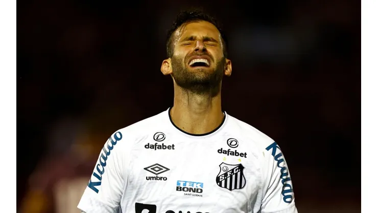 Léo Baptistão ressalta disputa no ataque do Santos e agradece oportunidade do técnico