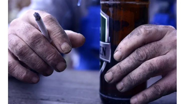 Foto: Pixabay - Uma pessoa bebendo e fumando.