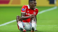 Foto: Pedro H. Tesch/AGIF - Edenilson: camisa 8 colorado reclamou de dores no joelho