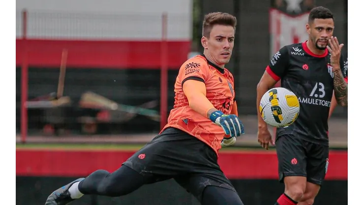 Foto: (Flickr Oficial Atlético-GO/Bruno Corsino/ACG) - Luan Polli tem tomado conta da meta do Atlético Goianiense nesta temporada