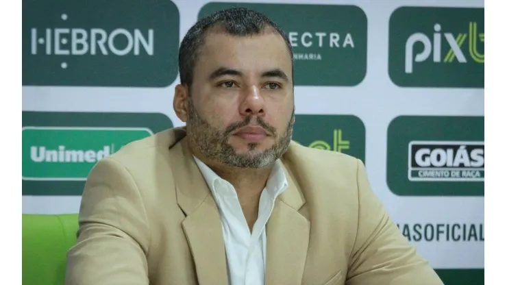 Foto: (Twitter Oficial Goiás/Rosiron Rodrigues/Goiás E.C.) - Jair Ventura foi oficialmente apresentado pelo Goiás nesta quinta-feira (14)