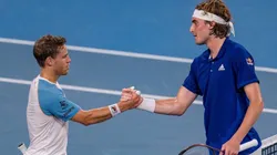 Andy Cheung/Getty Images - Schwartzman e Tsitsipas em quadra na Austrália