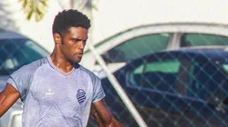 Foto: (Twitter Oficial CSA/Morgana Oliveira/CSA) - Bruno Mezenga foi apresentado pelo CSA nesta quinta (14)