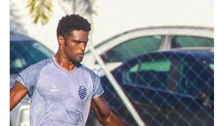 Foto: (Twitter Oficial CSA/Morgana Oliveira/CSA) - Bruno Mezenga foi apresentado pelo CSA nesta quinta (14)