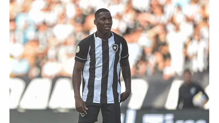 Foto: Thiago Ribeiro/AGIF | Rival 'cresce o olho' em compra de Pk e pede mais ao Botafogo por meio-campista