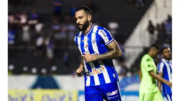 Foto: (Flickr Oficial CSA/Morgana Oliveira) - Apesar de ter feito quatro gols nesta terça (12), Rodrigo Rodrigues foi responsável por uma polêmica no CSA
