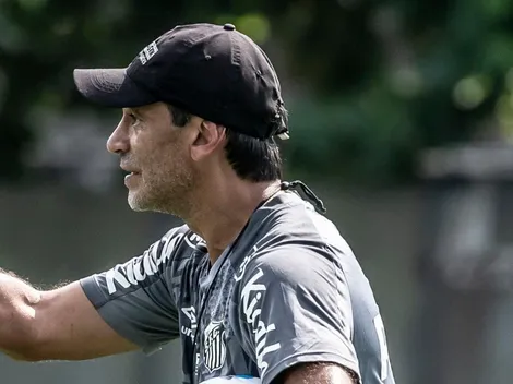 “Não é discutida no clube”; Bustos sinaliza chamar medalhão do Santos para conversar