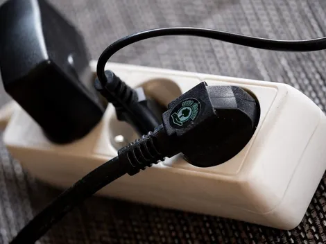 Retirar aparelhos eletrônicos da tomada evita consumo e reduz a conta de luz