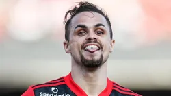 - Michael comemorando um gol pelo Flamengo contra o São Paulo, no Morumbi
