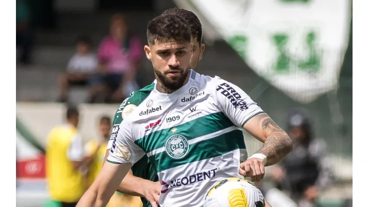 Foto: Robson Mafra/AGIF - Chegada de Fabrício faz jovem atacante do Coxa perder espaço
