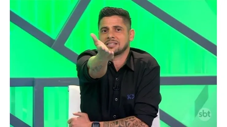 Foto: Reprodução Arena SBT/YouTube - Cicinho aponta que Calleri é mais goleador que Hulk