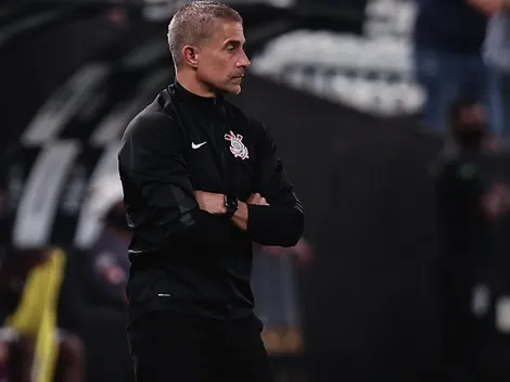 Ex-Corinthians, Sylvinho vira alvo principal para assumir o Athletico-PR