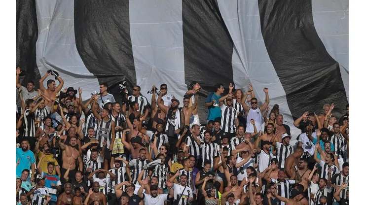 Foto: Thiago Ribeiro/AGIF | A torcida do Botafogo lotou o Nilton Santos para apoiar o clube na estreia do Brasileirão
