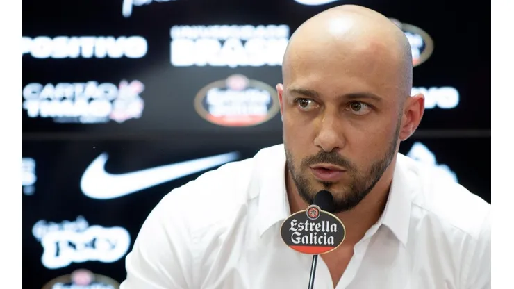 Alessandro dirigente do Corinthians (Foto: Daniel Vorley/AGIF)