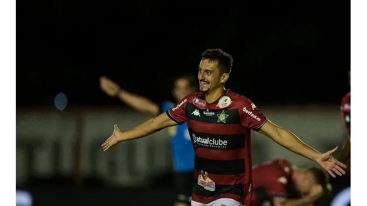 Sanchez comemora gol para a Portuguesa; lateral se destacou na Lusa e está livre no mercado