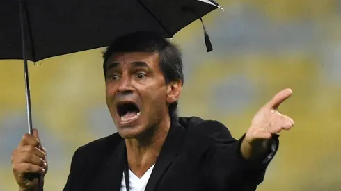 - Fabián Bustos é técnico do Peixão