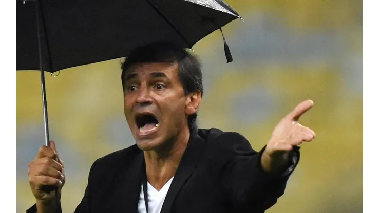 - Fabián Bustos é técnico do Peixão