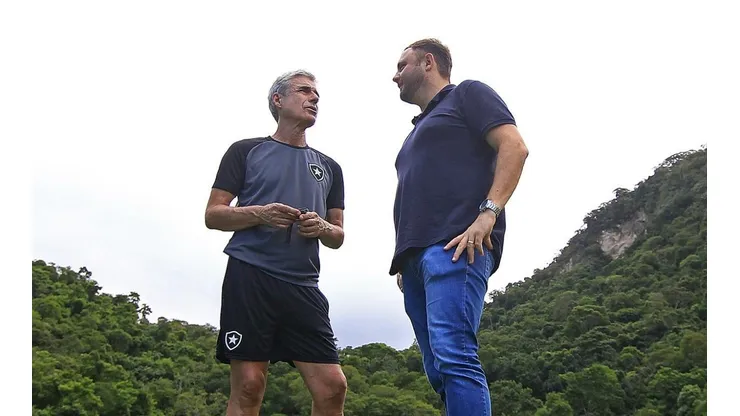 Foto: (Vítor Silva/Botafogo) - Luís Castro tem mantido contato direto com a diretoria do Botafogo para buscar novas contratações no mercado