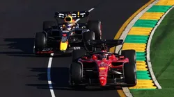 Charles Leclerc se defende de Max Verstappen no GP da Austrália — Foto: Mark Thompson/Getty Images