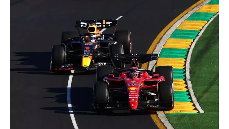 Charles Leclerc se defende de Max Verstappen no GP da Austrália — Foto: Mark Thompson/Getty Images