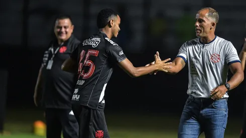Treinador do Bangu, Felipe cumprimenta Riquelme, lateral-esquerdo cria do Vasco. Encontro aconteceu pelo Campeonato Carioca 2022. / Foto: Thiago Ribeiro/AGIF