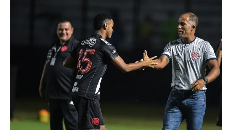 Treinador do Bangu, Felipe cumprimenta Riquelme, lateral-esquerdo cria do Vasco. Encontro aconteceu pelo Campeonato Carioca 2022. / Foto: Thiago Ribeiro/AGIF