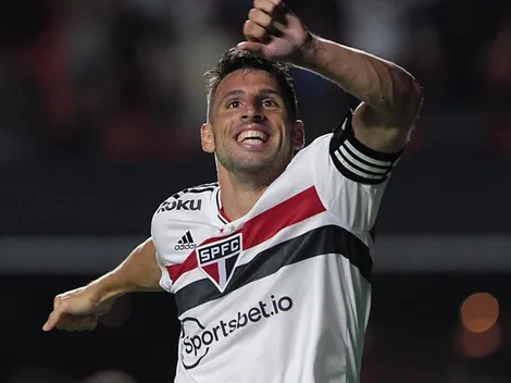 "Centroavante perfeito"; jornalista rasga elogios a Calleri após hat-trick pelo São Paulo