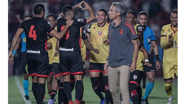"Um nada"; jornalista não fica em cima do muro e manda a real sobre trabalho de Paulo Sousa