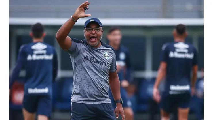Foto: Lucas Uebel/Grêmio/Divulgação - Roger Machado: confirmou a saída do meio-campista