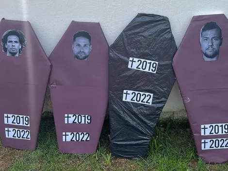 Uns hostilizados, outros poupados: torcida do Flamengo protesta no Ninho do Urubu