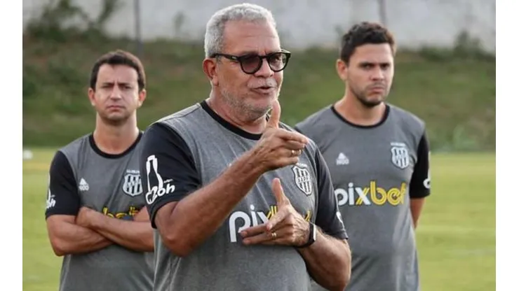 Foto: Flickr Oficial da Ponte Preta - Hélio prepara o time para estreia na Série B