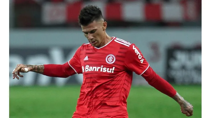 Victor Cuesta está caminhando para o Botafogo (Foto: Fernando Alves/AGIF)