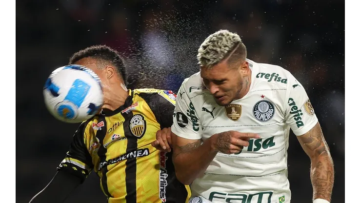Foto: Cesar Greco - Navarro (à direita) sobe para cabecear forte sem chance para goleiro do Deportivo Táchira