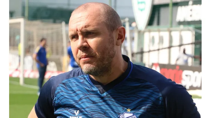Fernando Moreno/AGIF. Mozart, técnico do Azulão, lamentou a derrota mas exaltou o desempenho da equipe contra o rival