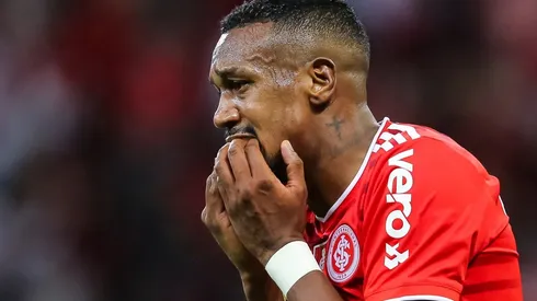 Foto: Pedro H. Tesch/AGIF - Edenilson (foto) seria envolvido em troca com o Flamengo por Willian Arão