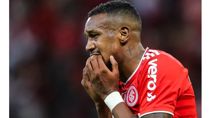 Foto: Pedro H. Tesch/AGIF - Edenilson (foto) seria envolvido em troca com o Flamengo por Willian Arão