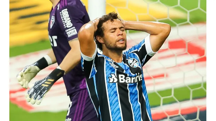 Foto: Pedro H. Tesch/AGIF - Victor Ferraz deixou o Grêmio no fim de 2021 e só agora acertou com novo clube: o Náutico
