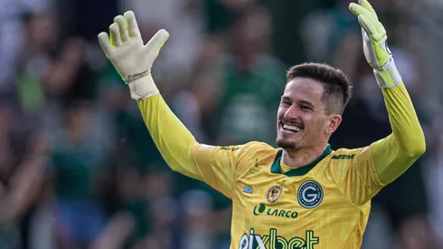 Foto: (Heber Gomes/AGIF) - Tadeu continuará defendendo a meta do Goiás por mais algumas temporadas